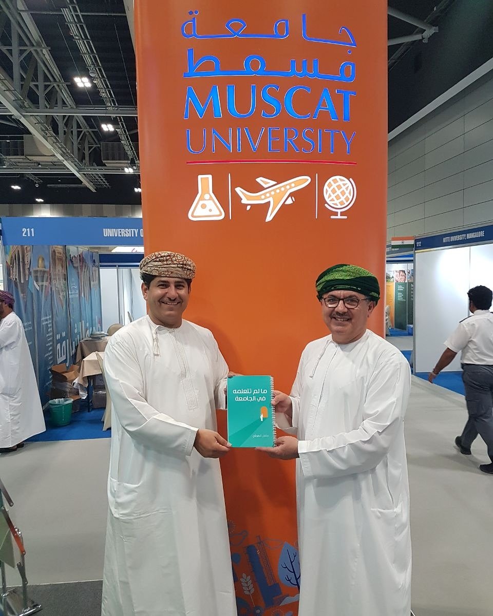 MuscatUni's tweet photo. الأستاذ خلفان الطوقي يقدم كتابه "ما لم تتعلمه في الجامعة" كهدية لمكتبة #جامعة_مسقط https://t.co/sQU6CjSHSu