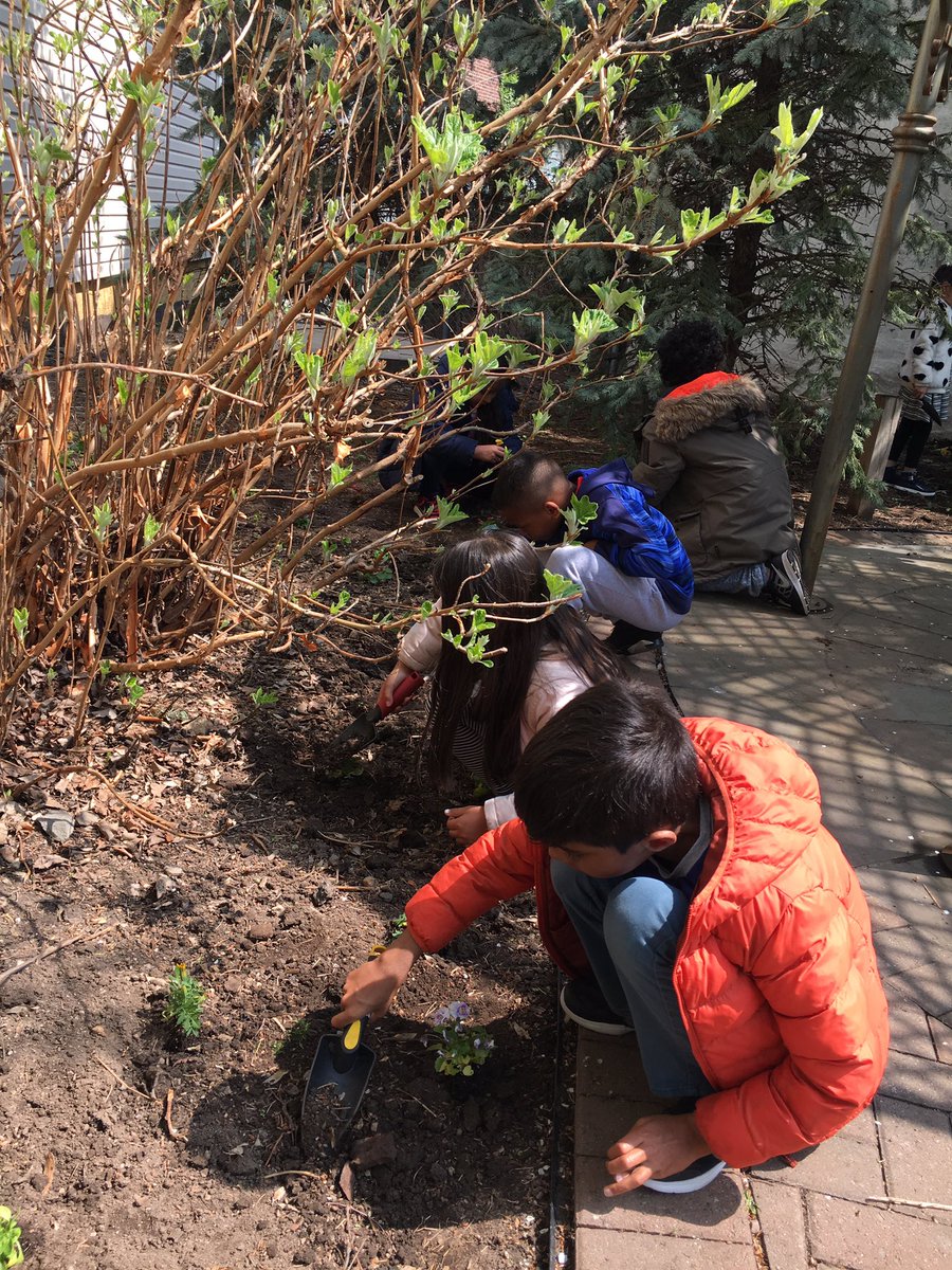 ehesketh301's tweet photo. Thanks @DWS_PTA @megdcarson @butter19bean for helping us celebrate Earth Day! #WeePlant #WeeCare https://t.co/k8oHWQWI9Z