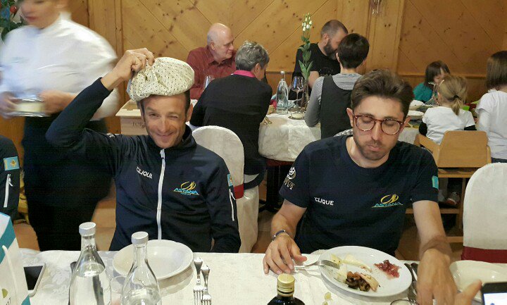 Guardate, <a href="/MicheleScarponi/">Michele Scarponi</a> è molto più vivo che no,) <a href="/DarioCataldo/">Dario Cataldo</a> è concetrato. Forza ragazzi!!! #TotA