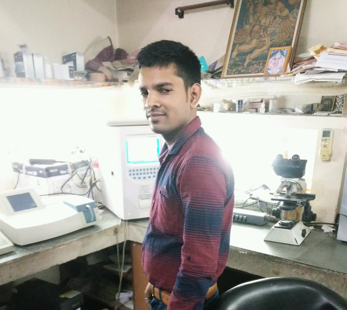 बिकती है ना ख़ुशी कहीं ना कहीं गम बिकता है. लोग गलतफहमी में हैं कि शायद कहीं मरहम बिकता है.