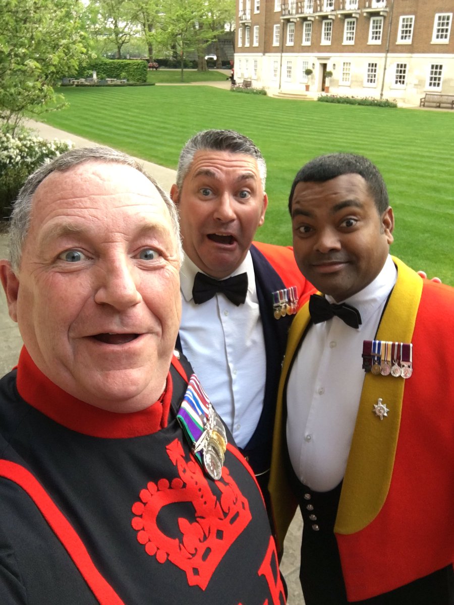 BillC373's tweet photo. This may get #Messy! Shamrocks and Dragons @MiddleTemple1 with #IrishGuards @johnsonbeharry #honoured! https://t.co/N9tOMCS9mU