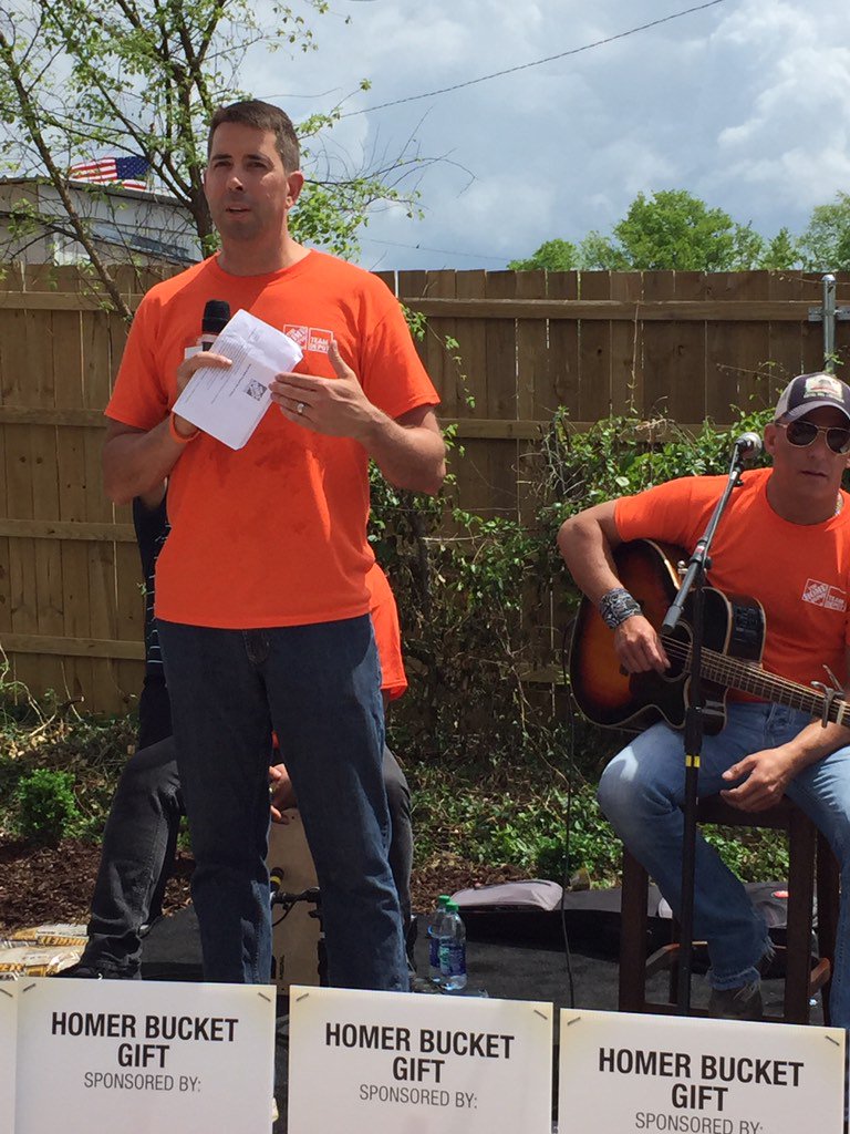 Thorpedo007's tweet photo. Great day. Great cause. Great leadership by example. @Kevinhof #ServiceSelfie https://t.co/SJYVVzupkp