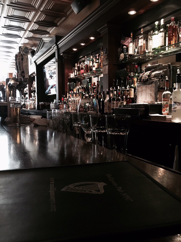 EmmettScanlan's tweet photo. Mulligans Irish pub, New York City @ManUtd. The next 90mins will decide whether it's a good day for the wife or not https://t.co/S5pxVJ2tFd