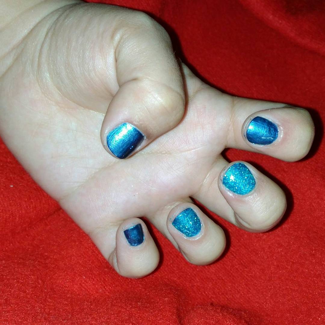 EnaraMartin's tweet photo. Manicura con purpurina. Glitter manicure. #zubiarte #artea #maxcenter #bilbao #bizkaia #purpurina #ilovemanicure #instanails #glitter https://t.co/ef7NNcYJNK