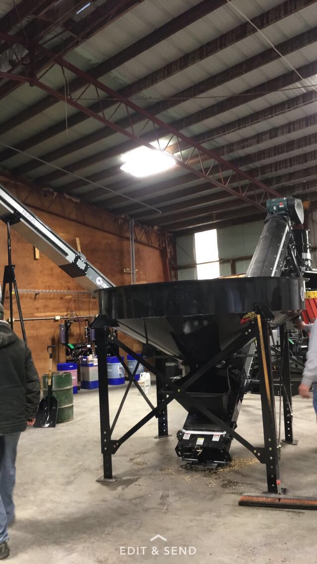 aly_ries's tweet photo. Treating soybeans for #plant2k17 here in Maynard, IA @FSServices @GMK_Agronomy https://t.co/AbwlXga19L