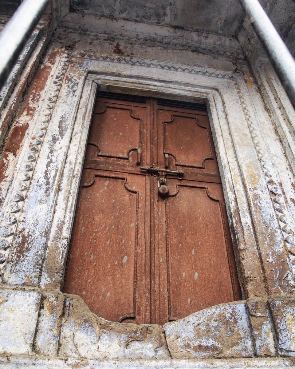 Amey_Ghatge's tweet photo. Decaying beauty.
#rustydoor #varanasi #oldbuilding #streetsofvaranasi #travelpics #windoors #doorlove #banaras #uttarpradesh #travel https://t.co/5XdRo2zQ7m