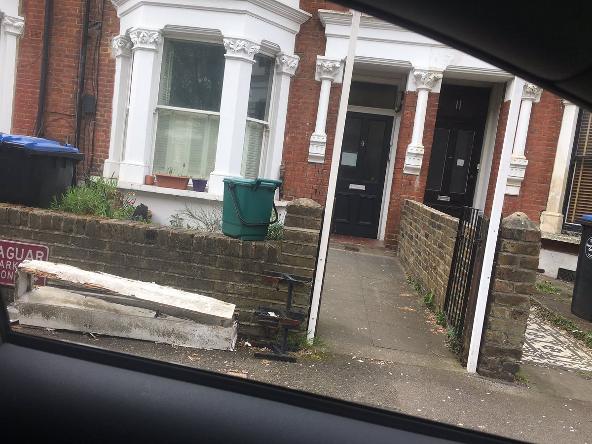 bratnw6's tweet photo. Beauty spots in #Brondesbury #NW6 - #WaterlooPassage #DunsterGardens #PlymptonRoad Residents are doing it to their neighbours.. #flytip https://t.co/MtiKMdD3bT