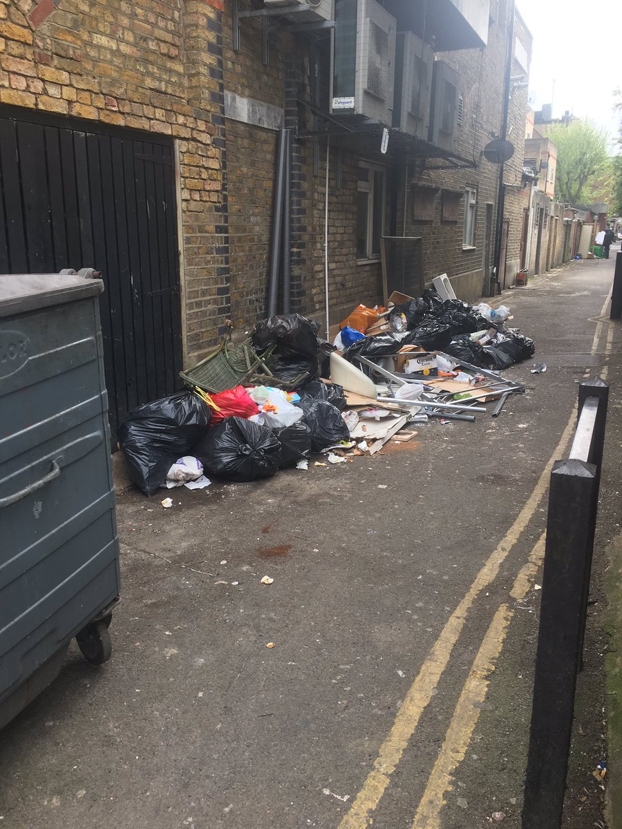 bratnw6's tweet photo. Beauty spots in #Brondesbury #NW6 - #WaterlooPassage #DunsterGardens #PlymptonRoad Residents are doing it to their neighbours.. #flytip https://t.co/MtiKMdD3bT