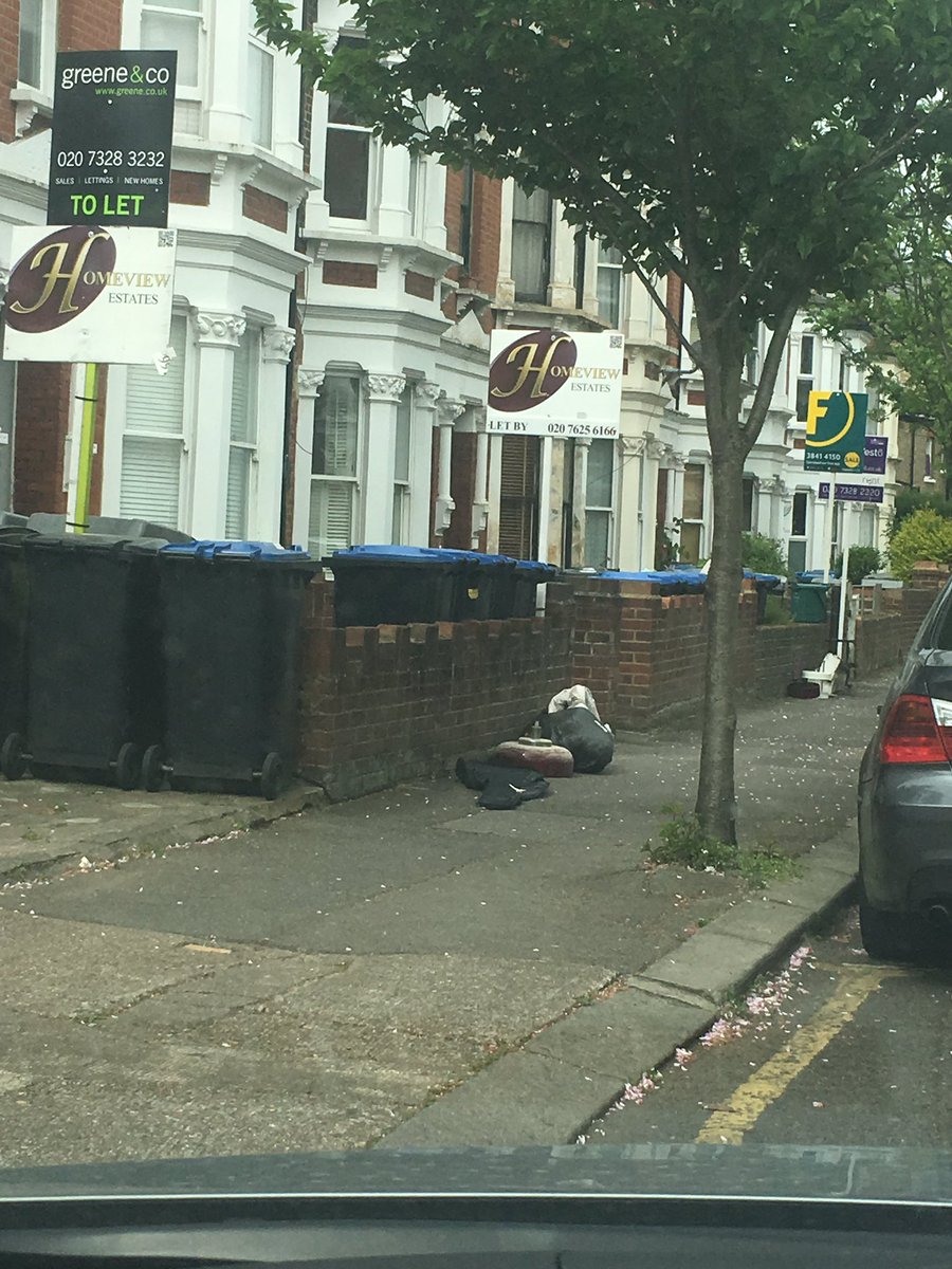 bratnw6's tweet photo. Beauty spots in #Brondesbury #NW6 - #WaterlooPassage #DunsterGardens #PlymptonRoad Residents are doing it to their neighbours.. #flytip https://t.co/MtiKMdD3bT