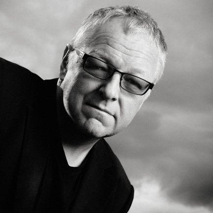 CappelenDamm's tweet image. Fantastisk nyhet: Roy Jacobsen er på kortlisten til Man Booker Prize. Vi er stolte og glade. Gratulerer til Roy!