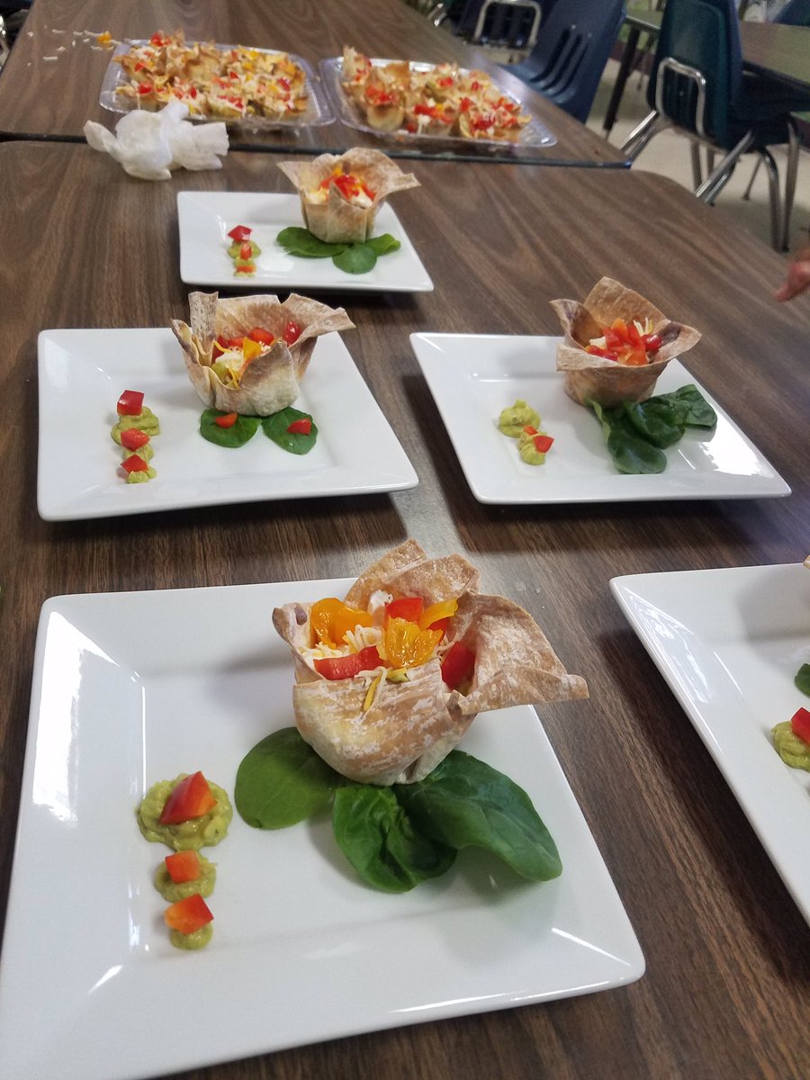 Pines Lakes STEMazing Ss ready for Gridiron challenge <a href="/Sasseprincipal/">Susan Sasse</a> @RobertwRuncie @APPriester