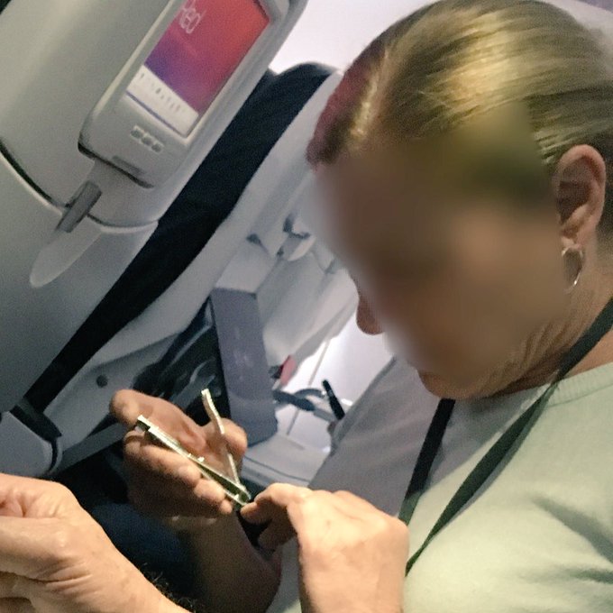 I'm officially not the grossest person on this plane. https://t.co/Y9pUysdW1d