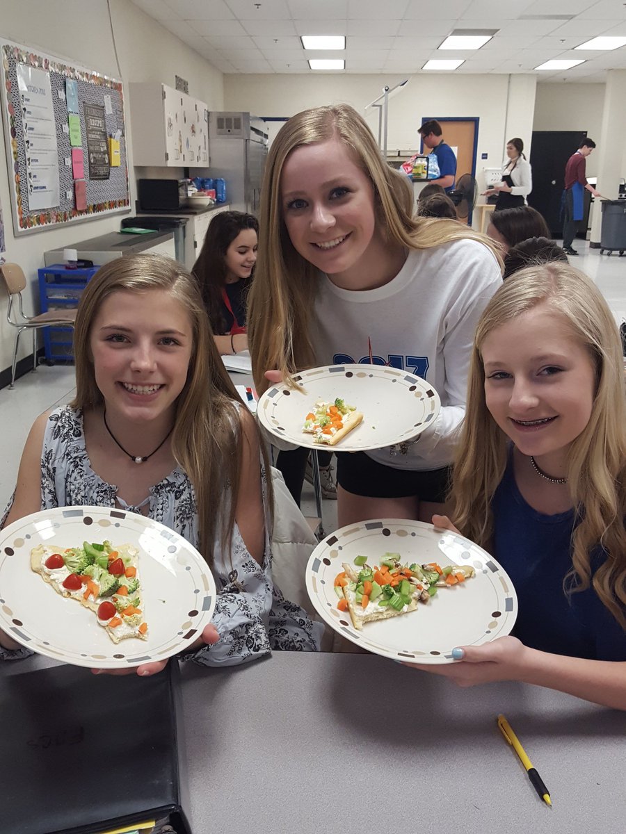 FACS_LHS210's tweet photo. MyPlate vegetable lab- veggie pizza and teriyaki stir fry! #GoLemont https://t.co/S9YaqLNRDc