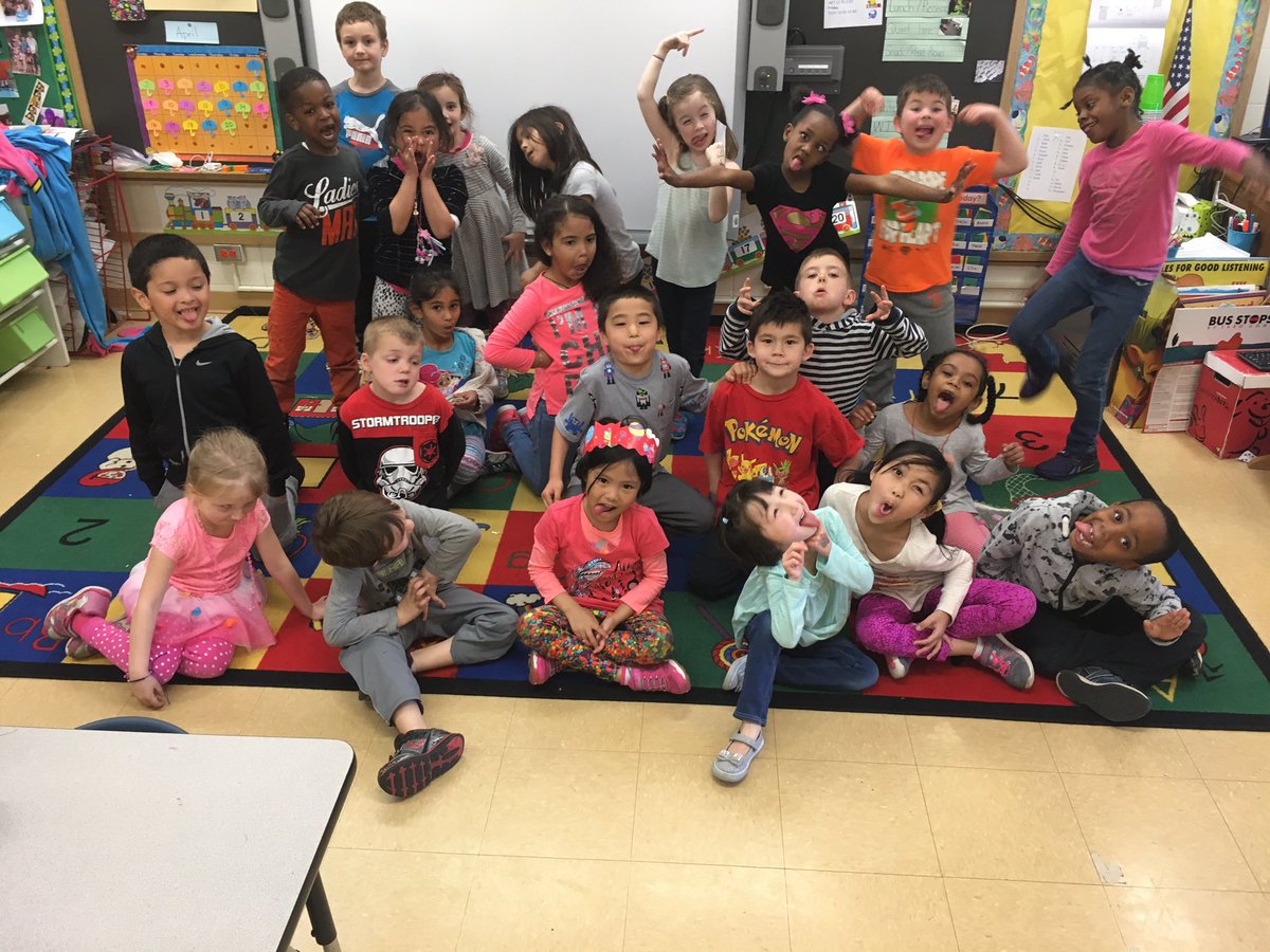 MsSermeno's tweet photo. A very happy birthday to our friend who turned 6 today!!! #birthdaygirl  @RockinRoom14 https://t.co/Qss7D2G2QH