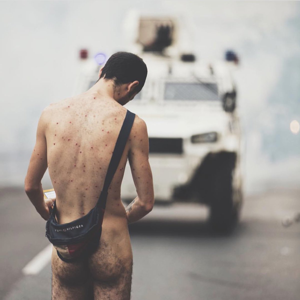 CATERINAV's tweet photo. Hoy un joven en Venezuela decidió manifestar así. "La libertad viene desnuda". https://t.co/82kXpepjok
