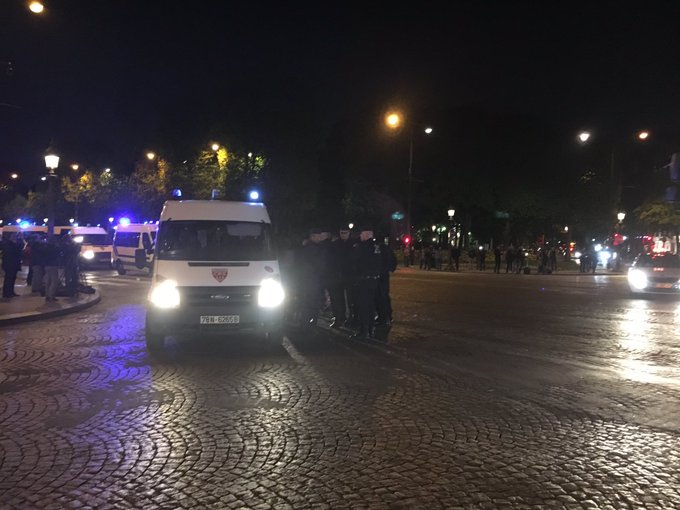 Coups de feu sur les Champs-Élysées: un policier tué, Donald Trump réagit après quelques minutes