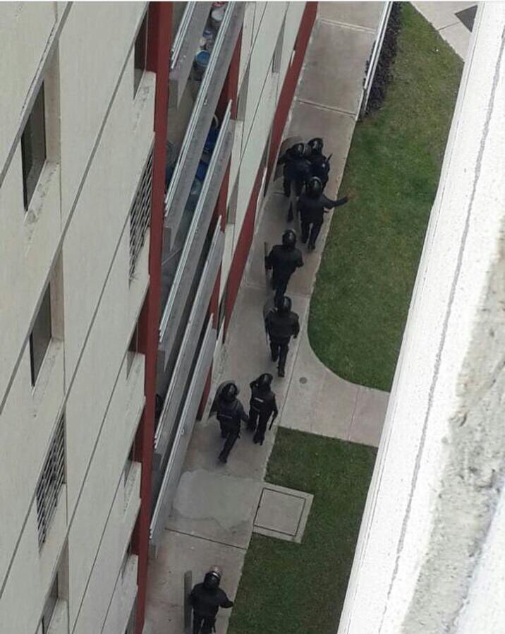 JuanRequesens's tweet photo. Denunciamos que los esbirros de @VielmaEsTachira ingresaron a las Res. La Arboleda e hicieron destrozos al conjunto #20APuebloEnResistencia https://t.co/9X8bxNHSCz