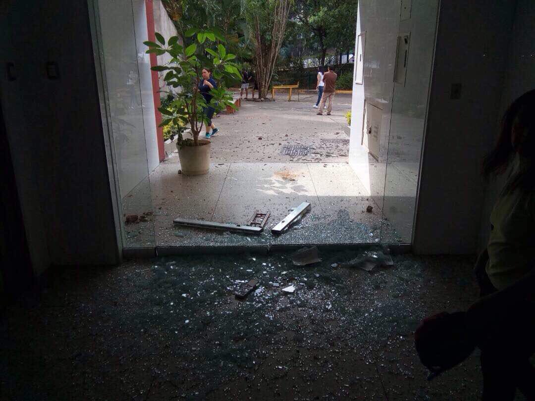JuanRequesens's tweet photo. Denunciamos que los esbirros de @VielmaEsTachira ingresaron a las Res. La Arboleda e hicieron destrozos al conjunto #20APuebloEnResistencia https://t.co/9X8bxNHSCz