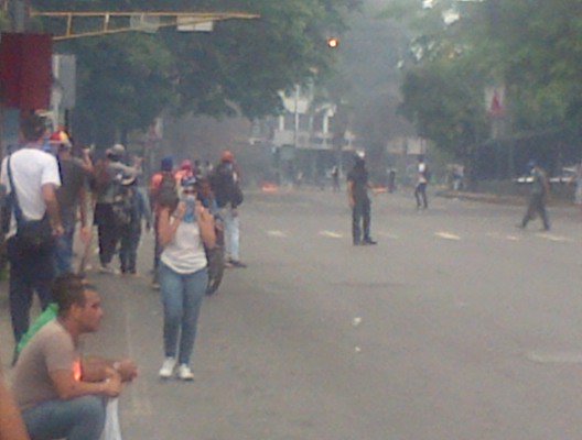 arbstaking's tweet photo. #20abr 4:00 pm  En las mercedes se mantienen las protestas y barricadas, detonaciones ocasionales #360mundo https://t.co/xiUoxkzC0h