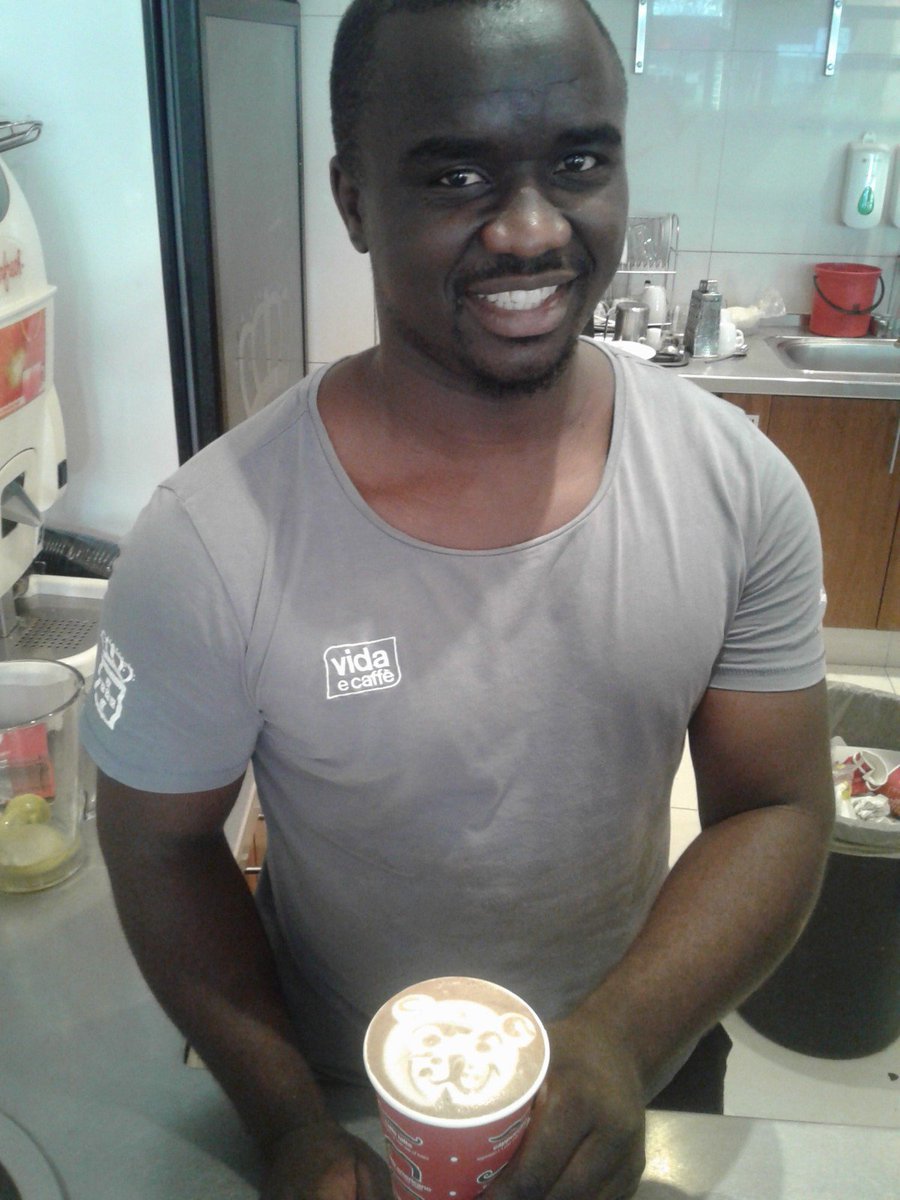 MarikevdW's tweet image. Yesterday this guy from @vidaecaffe #Stellenbosch made my day with his café mocha art. @Discovery_SA #activerewards #kindness