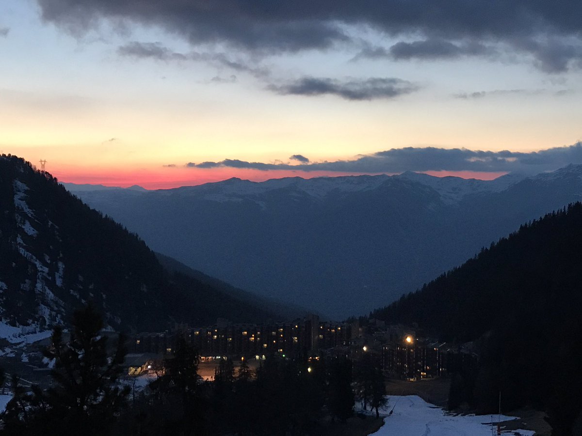 EliseCauchin's tweet photo. Fin du #coucherdesoleil à #laplagne #lesbalcons @LaPlagne @ParadiskiResort #LesBalcons #bellecote https://t.co/ooJnTuN7V3