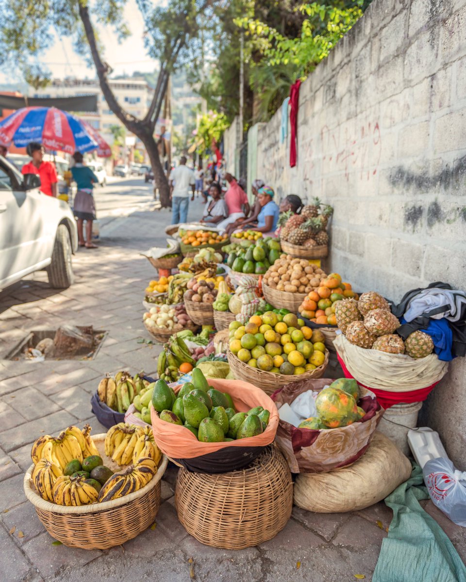 CSSPhotoMadison's tweet photo. Fruit stand in Port-au-Prince, #Haiti #HaitianTwitter #travelpics https://t.co/5olDczhCkv