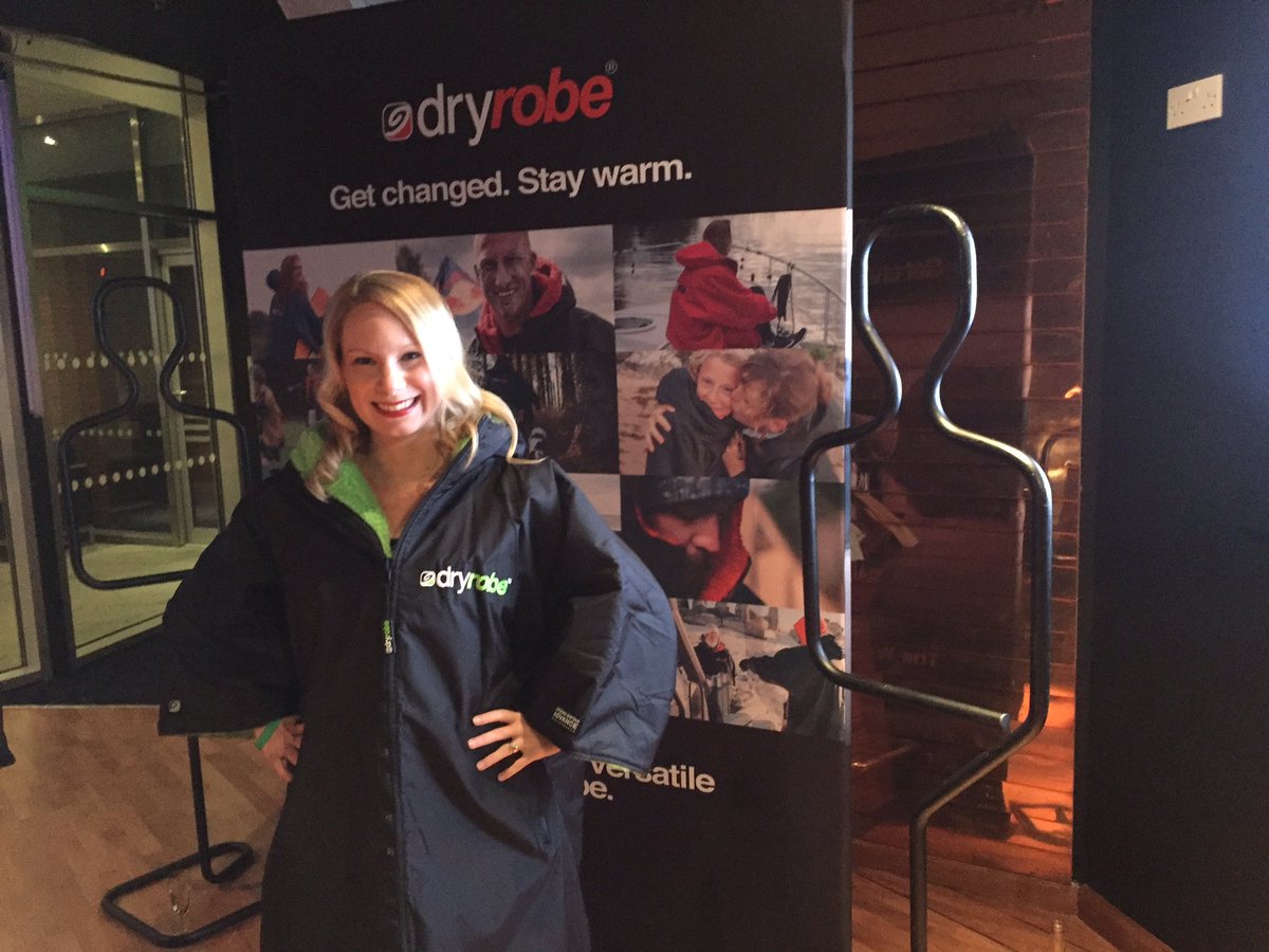 MirandaMac's tweet image. Modeling the fabulous @dryrobe at the @RunningAward blogger party! I look like a glamorous wizard. #TRA17 #essentialgear