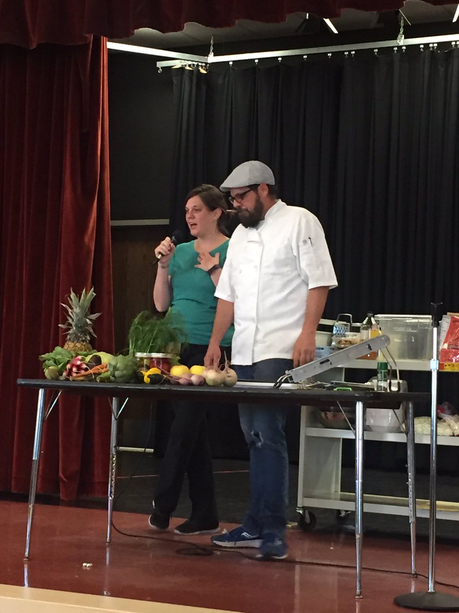 gradygot_fans's tweet photo. We are learning to eat healthy @WalkerMS_OCPS YMCA today! https://t.co/cJXl4Hfzd0