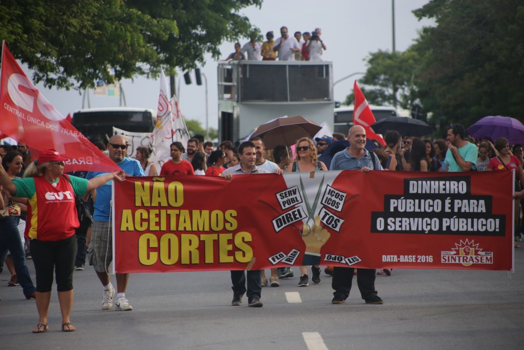Brazilian public workers push back against unelected government's austerity plans - fsrn.org/2017/04/brazil…