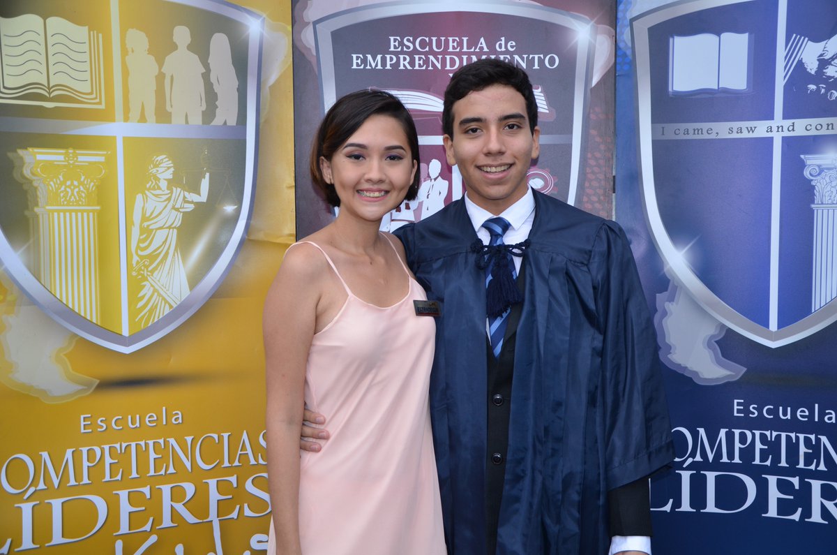Estudiantes2000's tweet photo. Presentamos fotos oficiales de lo que fue la Gran Ceremonia de Incorporación de la #VIIProm de @ECLideres (1/18) https://t.co/wRAPSpCu8j