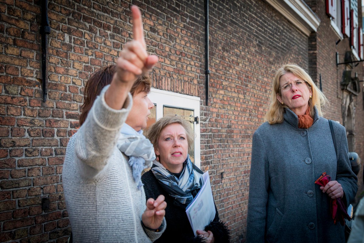 CDADenHaag's tweet photo. Deze middag op pad om burgemeester @PaulineKrikke kennis te laten maken met onze stad. #centrum #Doubletstraat #BvdT #ChineseBrug https://t.co/erH361SCKH