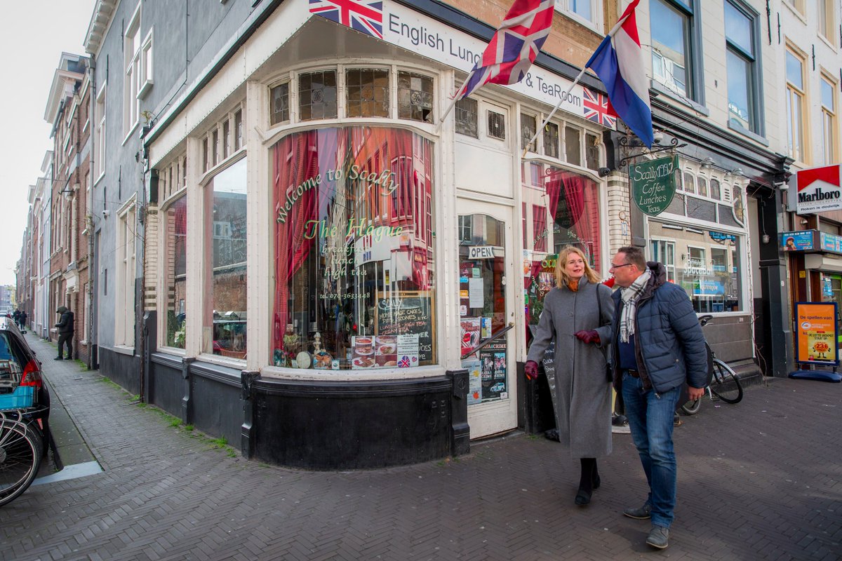 CDADenHaag's tweet photo. Deze middag op pad om burgemeester @PaulineKrikke kennis te laten maken met onze stad. #centrum #Doubletstraat #BvdT #ChineseBrug https://t.co/erH361SCKH