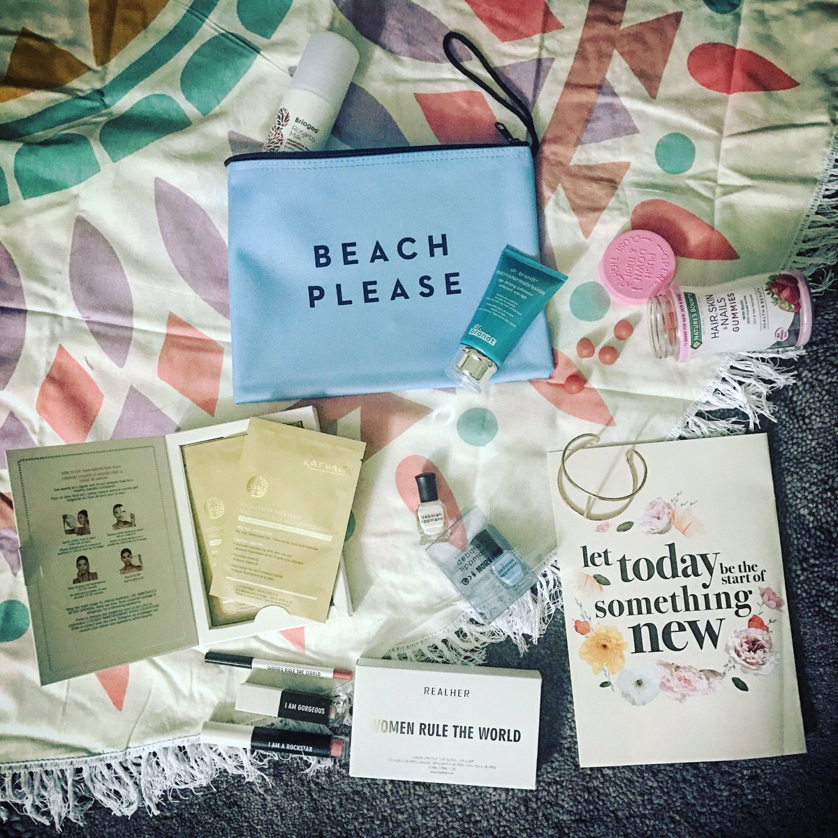samEpierce's tweet image. 🌷LET TODAY BE THE START OF SOMETHING NEW🌷 Always love unpacking my @fabfitfun box!! #fabfitfun #fffgiveaway #fabfitfunspringbox