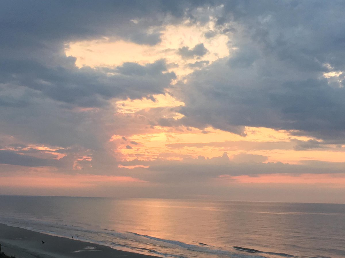 This beautiful sunrise brings us a bit of paradise..