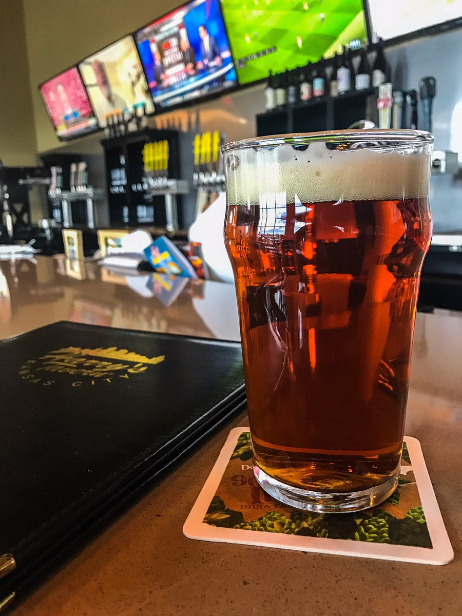 csbev's tweet photo. A lil Flesh & Blood is good for a Thursday. @dogfishbeer pouring at @HarrysTavernKC now! #dfb2kc #OffCenteredKC https://t.co/Qk5ZhZAWjL