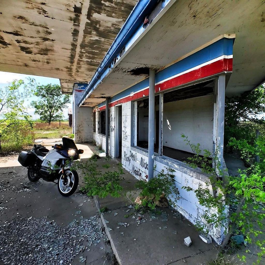 mobtowngeorge's tweet photo. Had to stop and stretch my legs on I-35 in Oklahoma. #AbandonedAmerica #Balt2Austin #MotoGP #mobtownmoto #bmwk100rs #caferacerxxx https://t.co/2vtCJSYgTZ