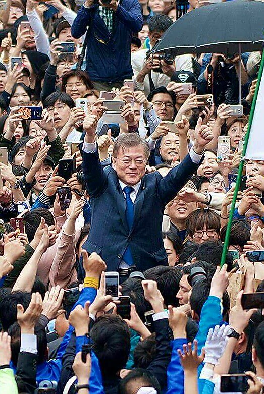 문재인
엄지척!!!!!
사회적 약자편에서 아픔을 보담고 함께 더 나은 생활을 되기를 바라는 문재인이 대통령이 되는 순간부터 보편화되는 사회를 만들겠습니다
국민이 도와 주신다면 국민의 저력으로 다시 태어나는 대한민국이 될 것입니다
