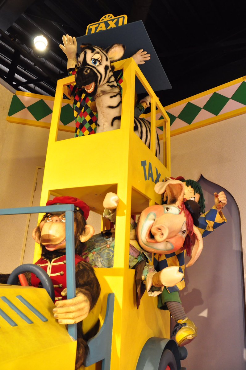 ひらかたパーク ファンタジーキャッスルの中には動物やピエロたちが 全部で69人います 演奏したり芸を披露したり 楽しいサーカス団です ひらパー 今までありがとうファンタジーキャッスル 4月23日引退
