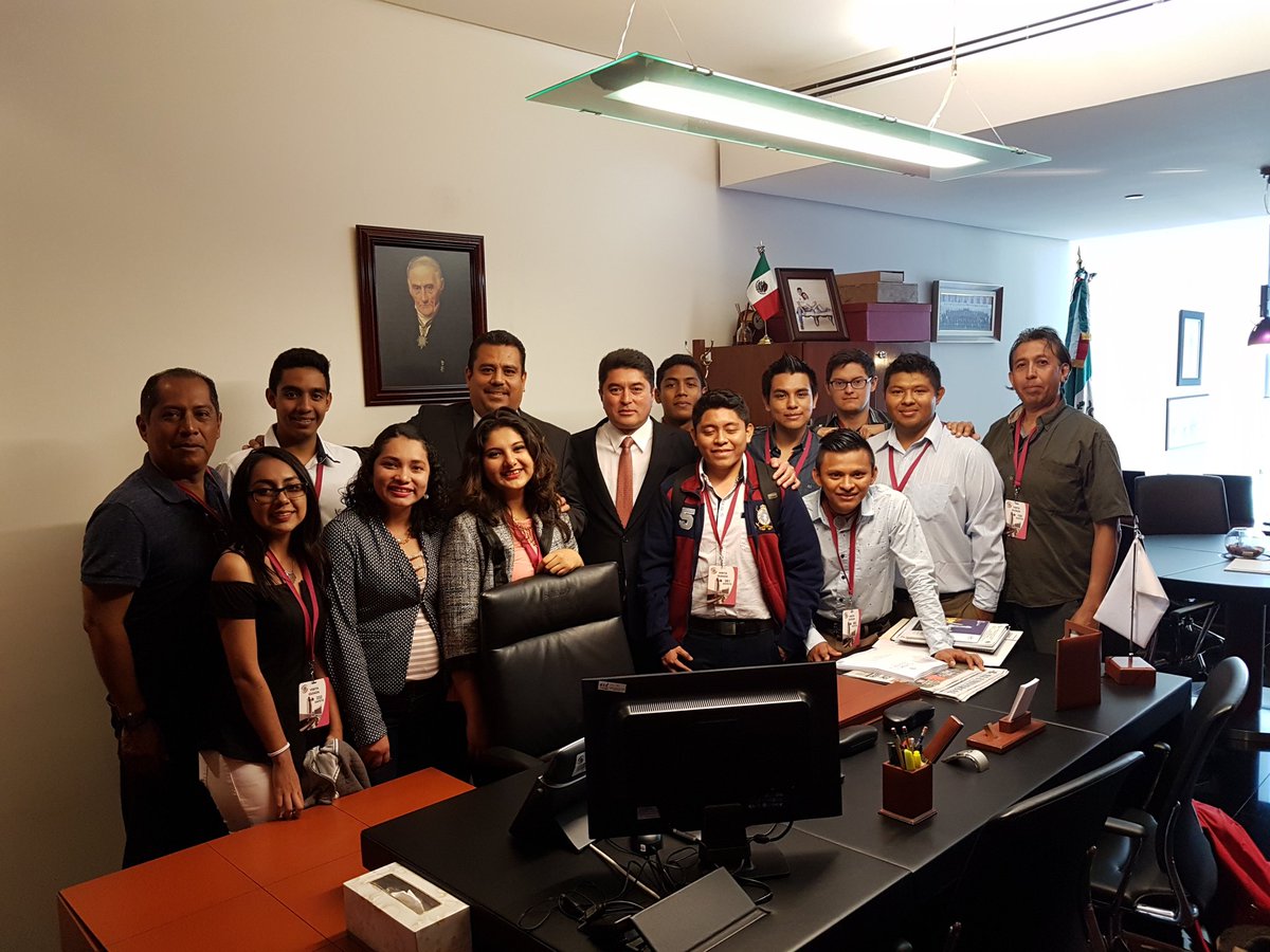 Los alumnos de la Licenciatura en Contaduría con los Senadores <a href="/Felix_GonzalezC/">Félix González Canto</a> y <a href="/JArechigaA/">Jorge Aréchiga Ávila</a>. #PorqueSoyPartenonSoyUNAM