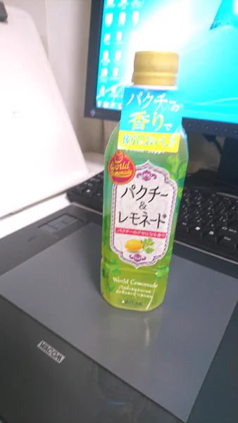 アシさんの机にそっとカメムシドリンクを置いて。今日も一日頑張ってもらいます。 