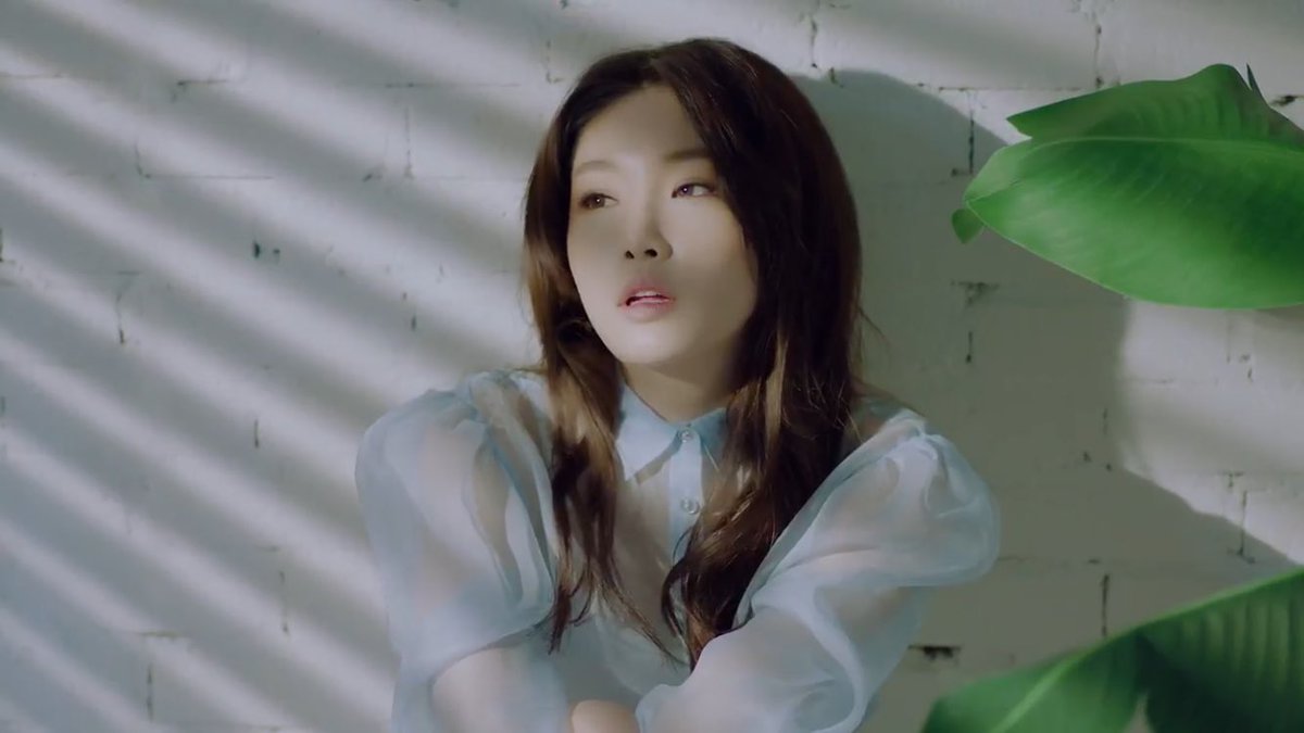 KIMCHUNGHA_TH's tweet photo. [CAP] #CHUNGHA - #월화수목금토일 MV https://t.co/znWErU77AT