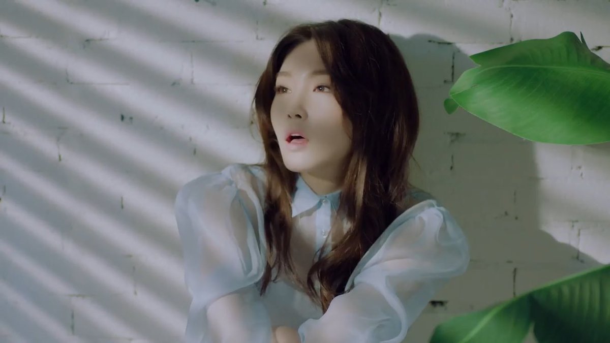 KIMCHUNGHA_TH's tweet photo. [CAP] #CHUNGHA - #월화수목금토일 MV https://t.co/znWErU77AT
