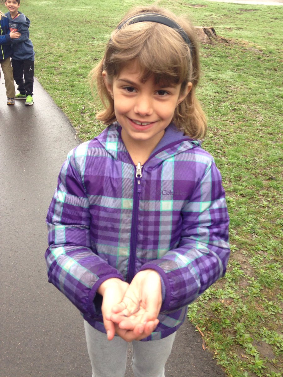 MsWalkes_Hale's tweet photo. Every day should be Earth Day! Today we picked up litter, saved some worms &amp; wrote poetry about keeping our planet clean!🌏 @principalfitz5 https://t.co/iTSQpnD2ew
