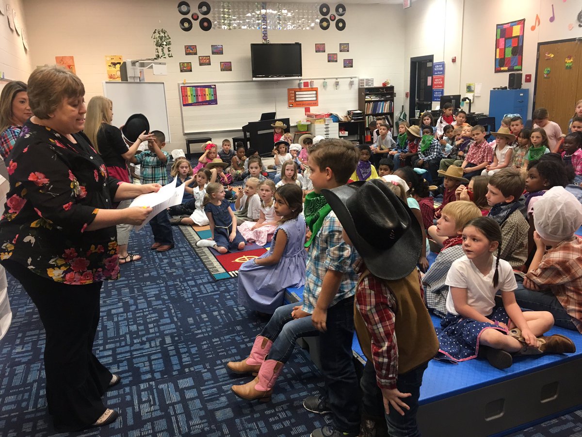 EcholsFirsties's tweet photo. It's almost showtime! @WoodwayElem @woodwaymusic #stonesoup #firstgrademusicprogram https://t.co/FaQnqdaYMU