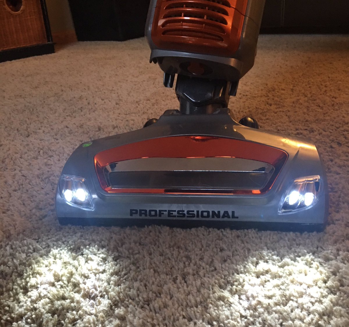 datfluffy_booty's tweet image. Dis my nemesis. My advice iz to bark loudly until it go away. #scary #vacuumtips