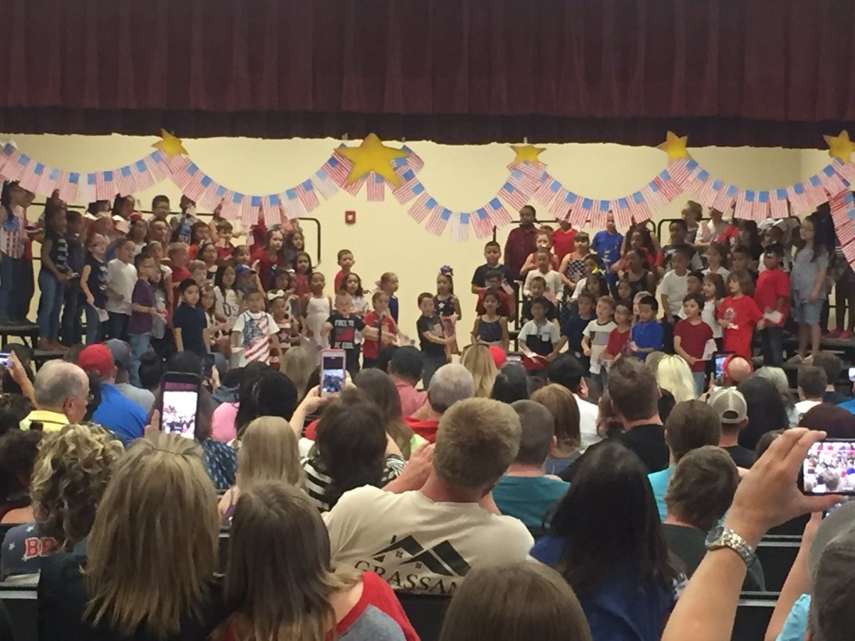 roberts_elem's tweet photo. 1st Grade PTA Performance https://t.co/bp2y3CirK0