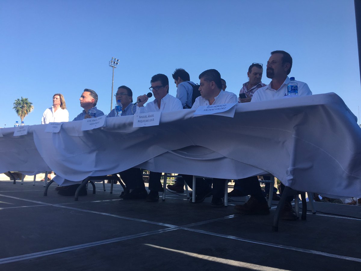 Con la ausencia de Guadiana y Mary Thelma, el resto de los candidatos a gobernador firman en Torreón compromisos con organismos civiles.