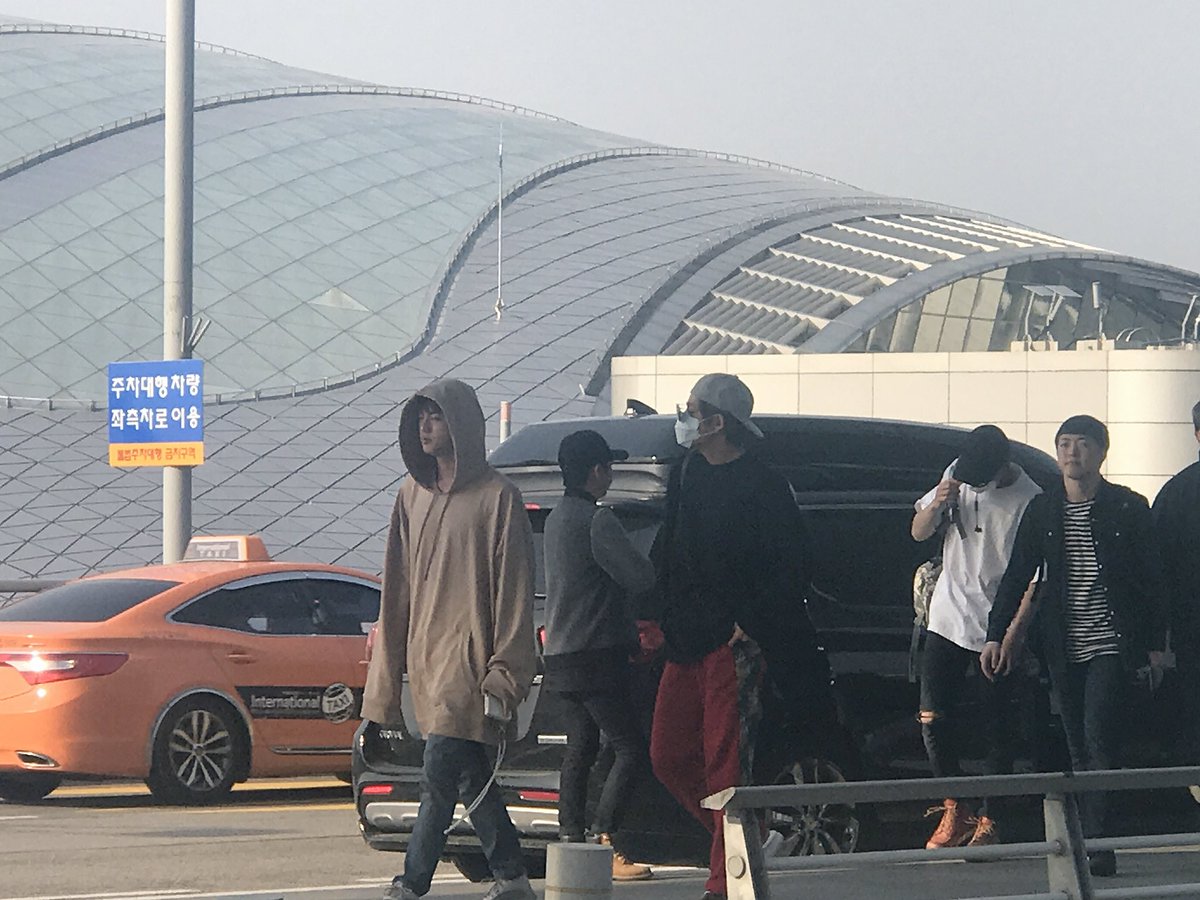 thingiadore's tweet photo. #WelcomeBTStoThailand #WingsTourInBangkok ยกแรก พี่จินน่ารักมาก โบกมือตั้งแต่ลงรถ แทง่วงๆไม่แยแสแต่ก็ผัว55555 ใส่กางเกงแดงตอนเต้น봄날 @bts_th https://t.co/yo13eTvcIe