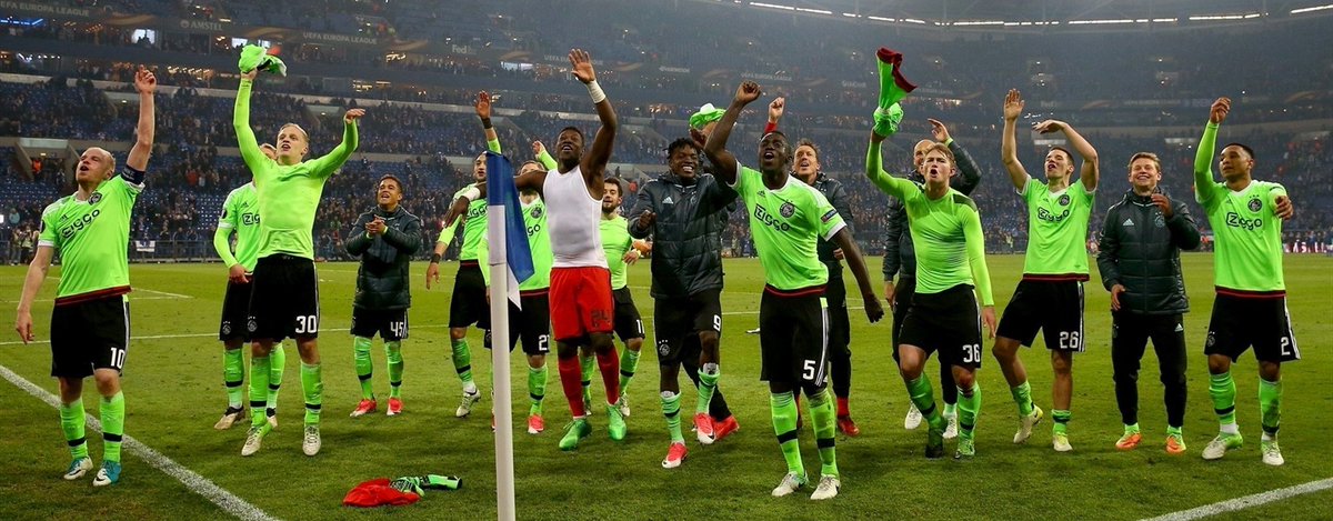 ArabProFootball's tweet photo. صورة دولي المغرب حكيم زياش يحتفل ورفاقه بتأهل أياكس على حساب شالكة لنصف نهائي الدوري الاوروبي بإنجاز جديد يضاف الى المحترفين العرب. #Ziyech https://t.co/XKwbrEsuOF