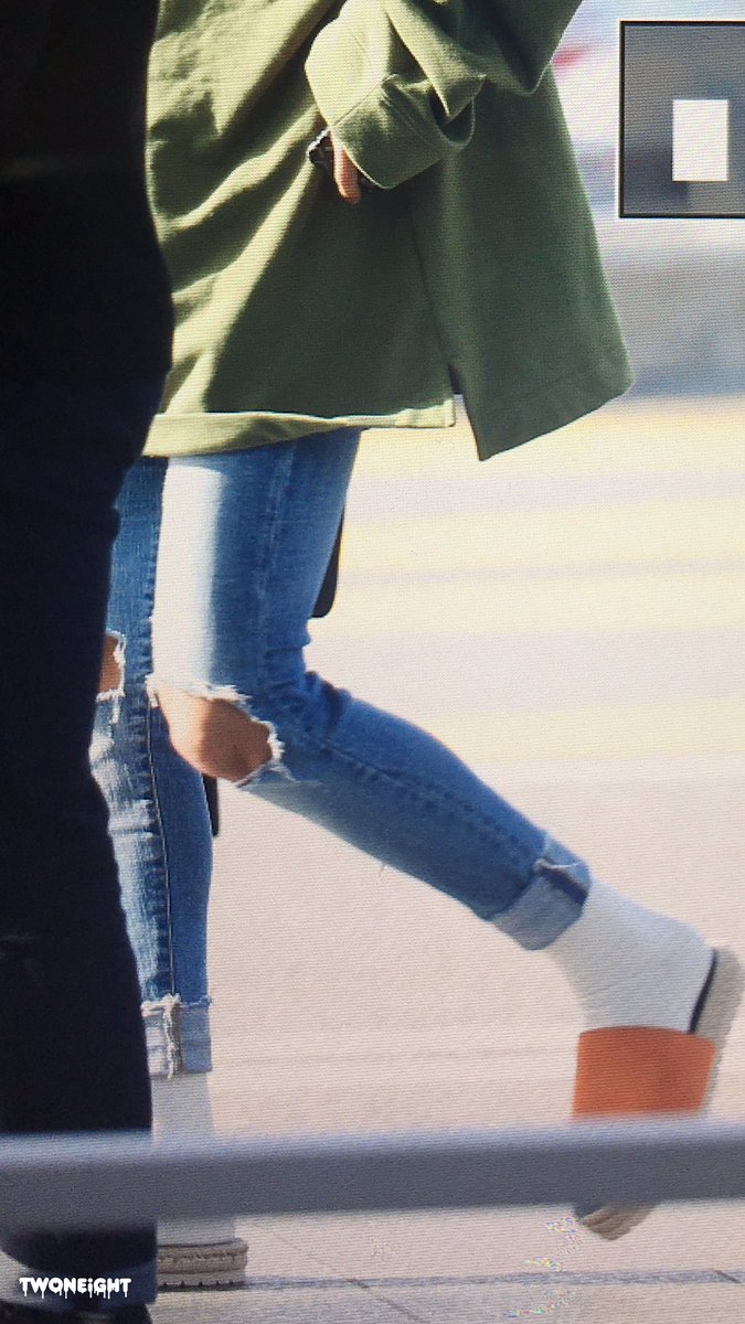 170421 출국 #제이홉
귀여운 오늘 착장 😭 슬리퍼 😭😭